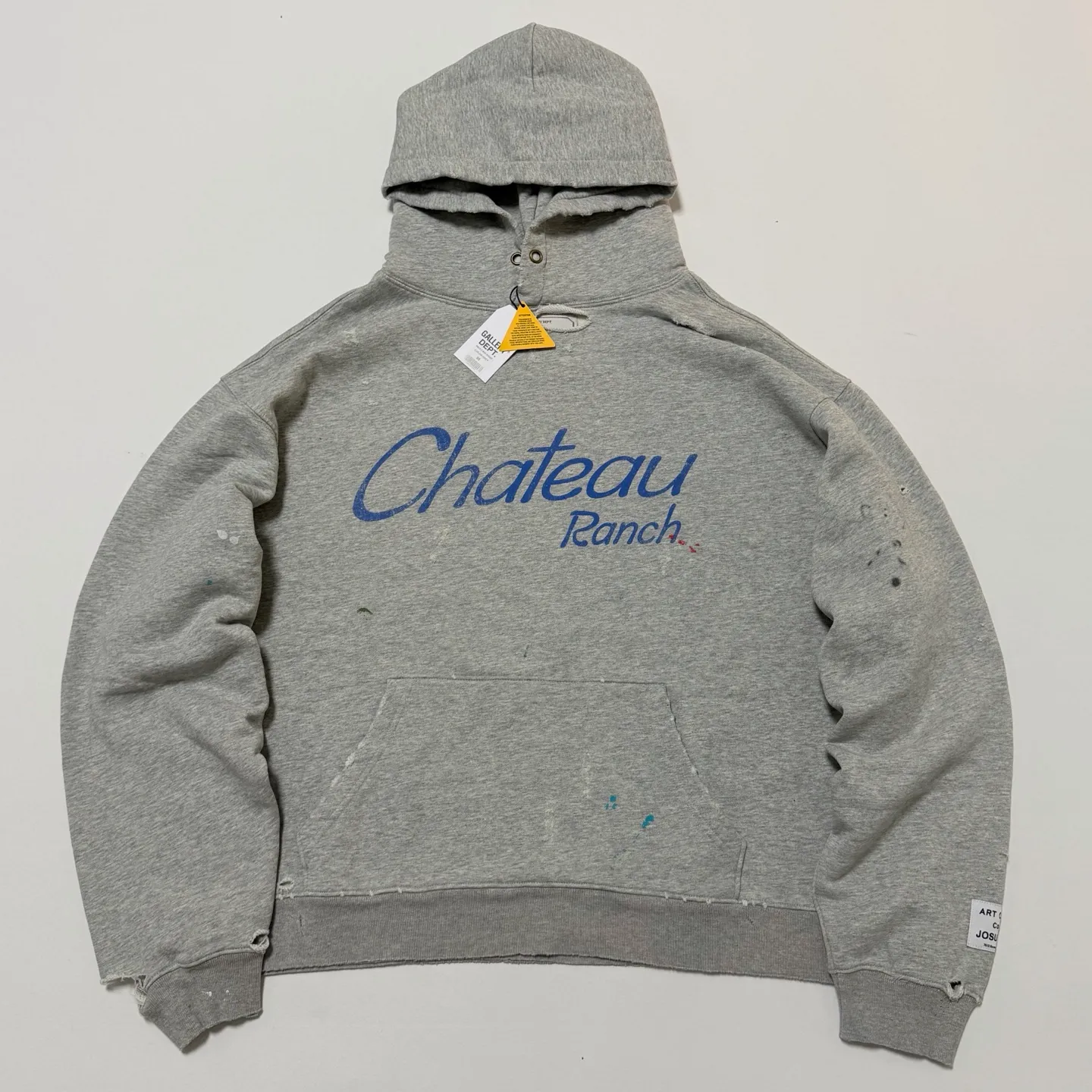GALLERY DEPT. CHATEAU RANCH HOODIE/HEATER GRAY Horseshoe Winery Splashed Ink Destroyed Hoodie Washed Gray S-XL Assute Reactive Dyes Ready-made Horseshoe Fading Process Post-Fry Color Processing Super Heavy and Cumbersome Too Many Cuts and Hanging Wormhole Destruction Process➕Hand-Splashed Ink Very Time-consuming and Labor-intensive Correct Version Original Main Mark➕Large Main Mark➕Yellow Wash Mark The original BOXY short and wide version has not been changed at all. God-cut. Authentic level printing process. Post-washing treatment to show natural aging effect.